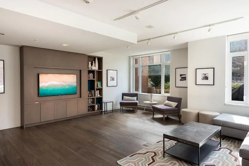 Modern 2 Bedroom Ocean Views Victoria Downtown Free Parking Apartment