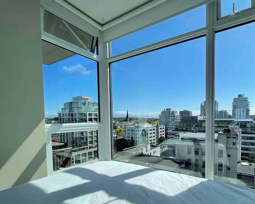 Modern 2 Bedroom Ocean Views Victoria Downtown Free Parking Apartment