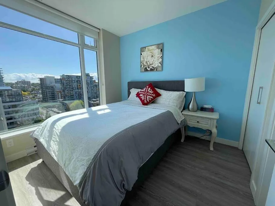 Modern 2 Bedroom Ocean Views Victoria Downtown Free Parking Apartment